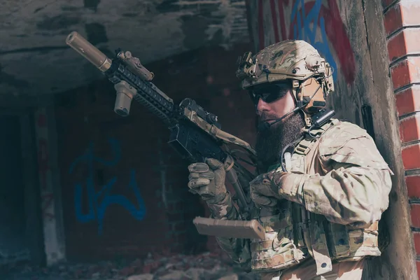 Soldado Barbudo Con Uniforme Fuerzas Especiales Una Peligrosa Misión Militar — Foto de Stock