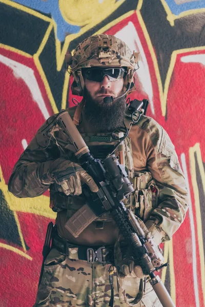 Soldado Barbudo Con Uniforme Fuerzas Especiales Para Frente Una Pared —  Fotos de Stock