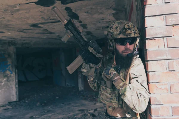 Soldado Barbudo Con Uniforme Fuerzas Especiales Una Peligrosa Misión Militar —  Fotos de Stock