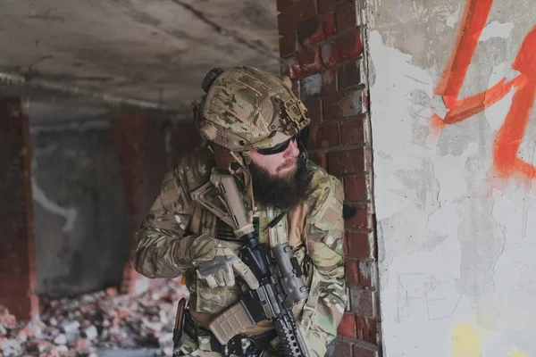 危険な敵地域での危険な軍事行動における特殊部隊の制服を着た髭の兵士 選択的フォーカス 高品質の写真 — ストック写真