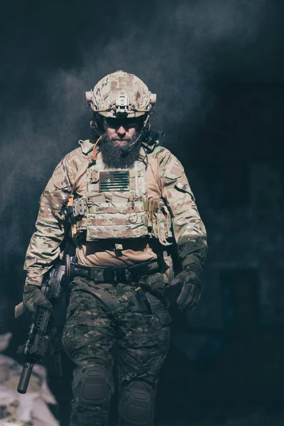 特殊部隊の髭を生やした兵士が任務に成功した後に放棄された建物を歩く 選択の焦点 高品質の写真 — ストック写真