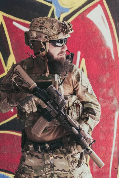 Soldado Barbudo Uniforme Das Forças Especiais Está Frente Uma Parede — Fotografia de Stock