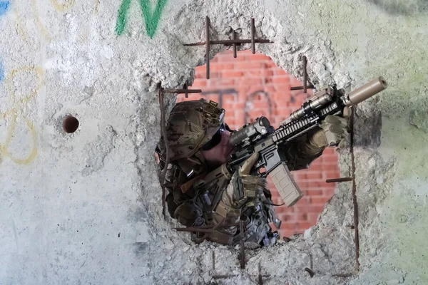 Soldado Barbudo Uniforme Forças Especiais Ação Militar Perigosa Uma Área — Fotografia de Stock