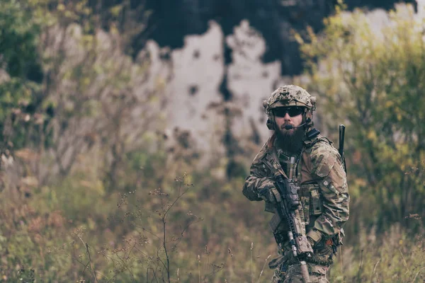 Ein Bärtiger Soldat Der Uniform Von Spezialeinheiten Bei Gefährlichen Militäraktionen — Stockfoto