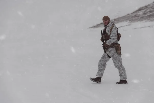 冬の兵士は現代戦争軍の制服を 雪の日の森の戦場でライフル銃でカモフラージュした モデルの顔はウクライナの首相に非常に似ています 高品質の写真 — ストック写真