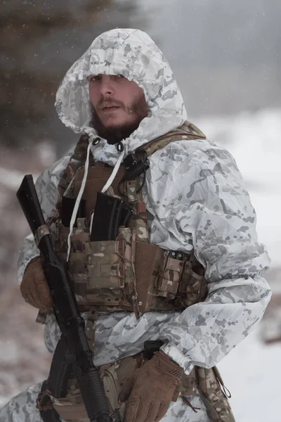 Soldado Uniforme Camuflado Inverno Exército Guerra Moderno Dia Neve Campo — Fotografia de Stock