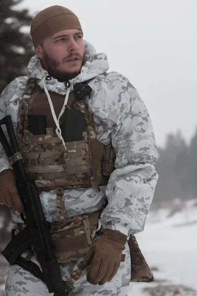 Żołnierz Zimie Zakamuflowany Mundur Współczesny Bojowy Armia Śnieżny Dzień Leśny — Zdjęcie stockowe