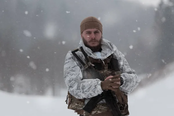 Voják Zimě Maskované Uniformě Moderní Válečné Armádě Sněhového Dne Lesním — Stock fotografie