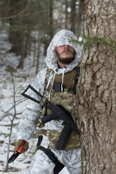 Żołnierz Zimie Zakamuflowany Mundur Współczesny Bojowy Armia Śnieżny Dzień Leśny — Zdjęcie stockowe