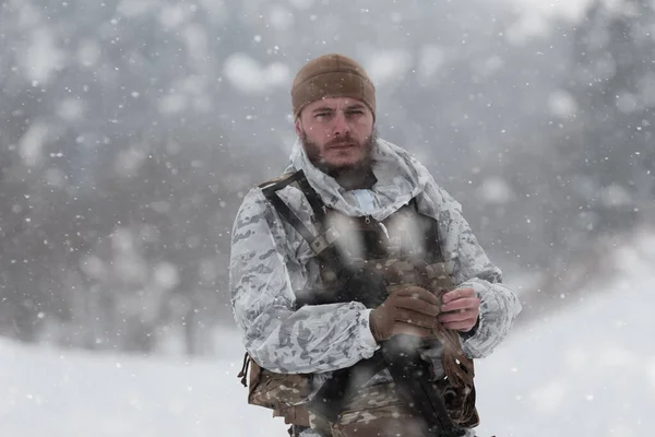 Soldaat Winter Gecamoufleerd Uniform Moderne Oorlogsvoering Leger Een Sneeuwdag Bos — Stockfoto