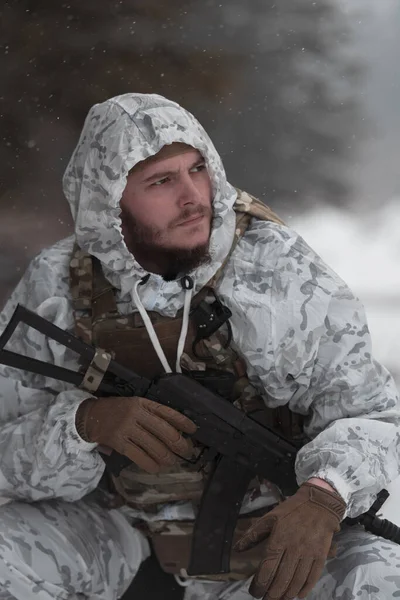 Voják Zimě Maskované Uniformě Moderní Válečné Armádě Sněhového Dne Lesním — Stock fotografie