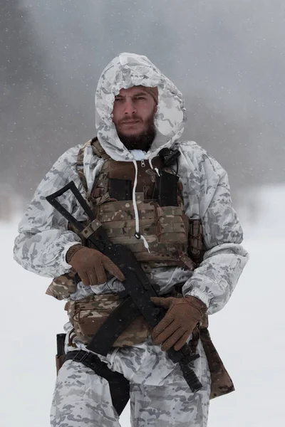 冬の兵士は現代戦争軍の制服を 雪の日の森の戦場でライフル銃でカモフラージュした モデルの顔はウクライナの首相に非常に似ています 高品質の写真 — ストック写真