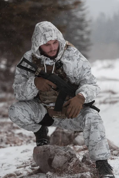 Çağdaş Savaş Ordusunda Kışın Kamufle Olmuş Bir Asker Orman Savaş — Stok fotoğraf