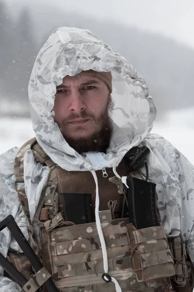 冬の兵士は現代戦争軍の制服を 雪の日の森の戦場でライフル銃でカモフラージュした モデルの顔はウクライナの首相に非常に似ています 高品質の写真 — ストック写真