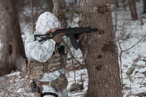 Soldaat Winter Gecamoufleerd Uniform Moderne Oorlogsvoering Leger Een Sneeuwdag Bos — Stockfoto