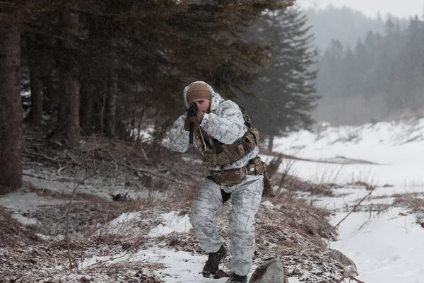 Soldaat Winter Gecamoufleerd Uniform Moderne Oorlogsvoering Leger Een Sneeuwdag Bos — Stockfoto