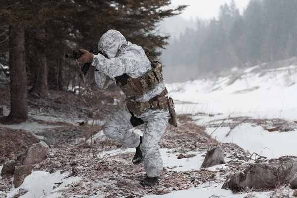 Soldaat Winter Gecamoufleerd Uniform Moderne Oorlogsvoering Leger Een Sneeuwdag Bos — Stockfoto