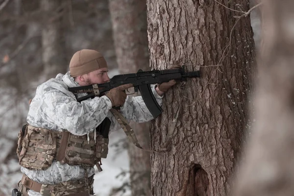 冬の兵士は現代戦争軍の制服を 雪の日の森の戦場でライフル銃でカモフラージュした モデルの顔はウクライナの首相に非常に似ています 高品質の写真 — ストック写真