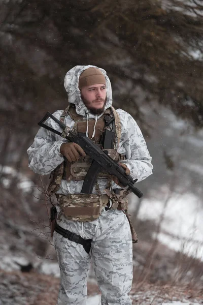 Soldado Uniforme Camuflado Inverno Exército Guerra Moderno Dia Neve Campo — Fotografia de Stock