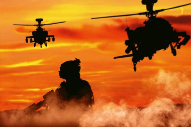 Piyade askerlerinin silueti, deniz piyadeleri savaşçısı, donanma özel harekat timinin tam teçhizatlı üyesi helikopterlerle birlikte havadan indirme operasyonu sırasında ellerinde silahla koşuyor.