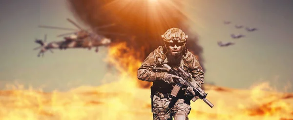 Tehlikeli bir düşman bölgesinde tehlikeli bir askeri harekatta özel kuvvetler üniforması giymiş sakallı bir asker. Seçici odak — Stok fotoğraf