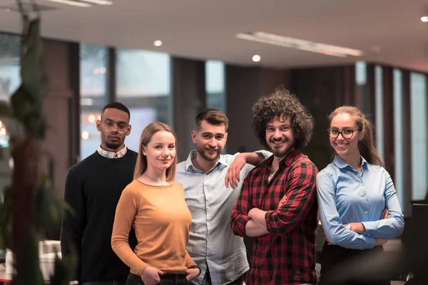 Portret van succesvolle creatieve business team kijken naar camera en glimlachen. Diverse zakenmensen staan bij het opstarten bij elkaar. Selectieve focus — Stockfoto
