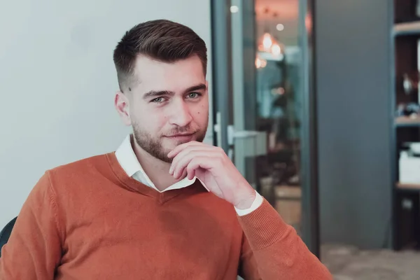 Portrait de heureux millénaire propriétaire d'entreprise masculine dans le bureau moderne. Homme d'affaires, souriant et regardant la caméra. Concept de leadership. Coup de tête. — Photo