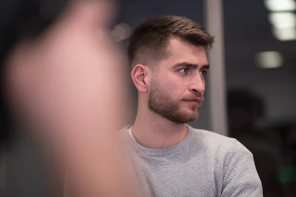 Portret van de gelukkige duizendjarige mannelijke ondernemer in modern kantoor. Zakenman, lachend en kijkend naar de camera. Leiderschap concept. Hoofdschot. — Stockfoto