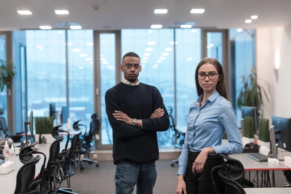 Dos feliz diverso ejecutivo profesional equipo de negocios de la mujer y el hombre afroamericano mirando a la cámara de pie en el vestíbulo de la oficina. Retrato del equipo de gerentes de empresa multicultural. —  Fotos de Stock