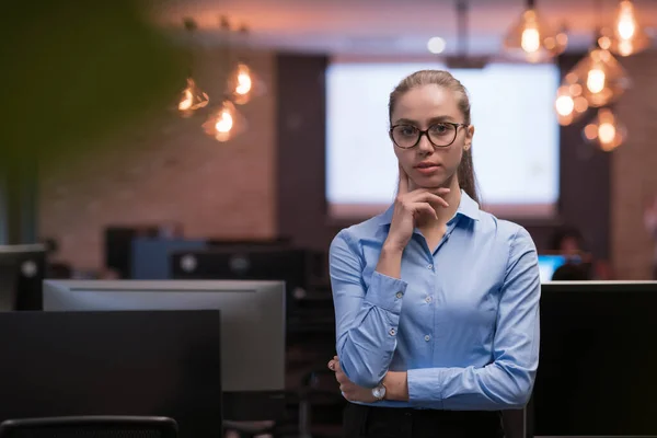 Portret van een freelancer die in de co-working ruimte staat. Zelfverzekerde zakenvrouw die naar de camera kijkt. — Stockfoto