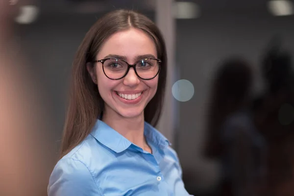 Portrait de pigiste debout dans l'espace de co-travail. Femme d'affaires confiante regardant la caméra. — Photo