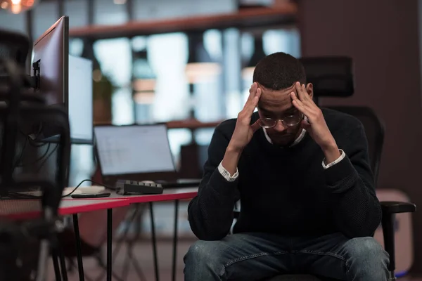 Fiatal afro-amerikaiak ülnek egy koworking térben, csalódottan az arcukon. Szelektív fókusz — Stock Fotó