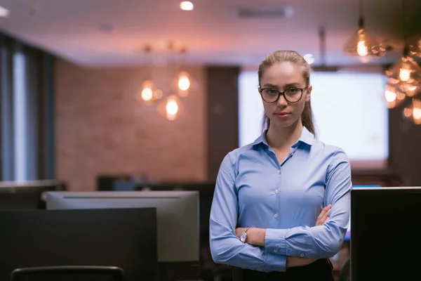 Retrato del freelancer de pie en el espacio de coworking. Mujer de negocios confiada mirando la cámara. — Foto de Stock