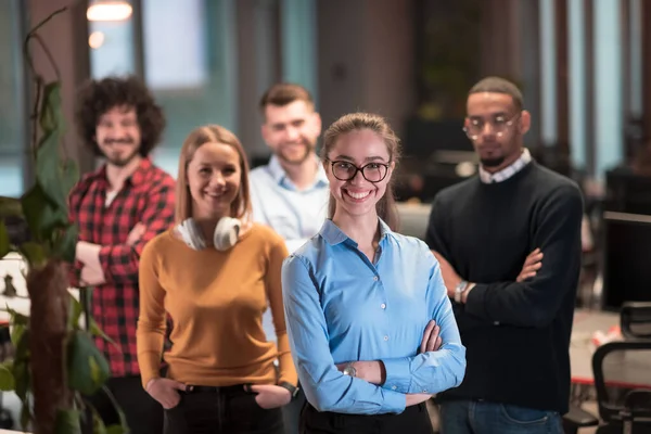 Portret van succesvolle creatieve business team kijken naar camera en glimlachen. Diverse zakenmensen staan bij het opstarten bij elkaar. Selectieve focus — Stockfoto