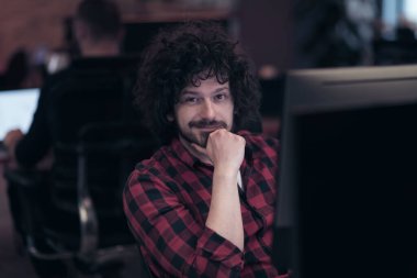 Gülümseyen iş adamı kulaklık takıyor. Sanal ekip toplantısı yapıyor. Müşteri desteğindeki farklı insanlarla sohbet ediyor. Yönetici ve çalışanlarla bilgisayar üzerinden video konferans çağrısı.