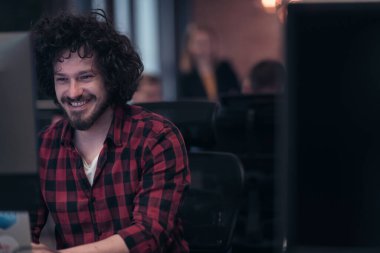 Gülümseyen iş adamı kulaklık takıyor. Sanal ekip toplantısı yapıyor. Müşteri desteğindeki farklı insanlarla sohbet ediyor. Yönetici ve çalışanlarla bilgisayar üzerinden video konferans çağrısı.