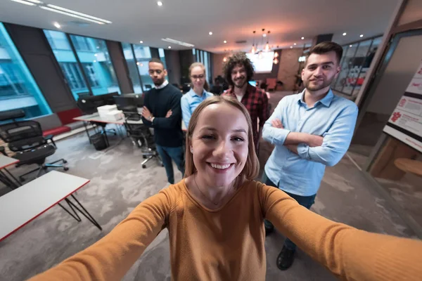 Groep van zakenmensen tijdens de pauze van het werk het nemen van selfie foto terwijl u geniet van vrije tijd in de ontspanningsruimte bij moderne open plan startup office. Selectieve focus — Stockfoto