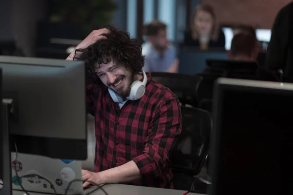 Csalódott üzletember visel headset, amelynek virtuális csapat találkozó csoport hívás csevegés a különböző emberek az ügyfélszolgálat. Videokonferencia-hívás számítógépen menedzserrel és alkalmazottakkal. — Stock Fotó