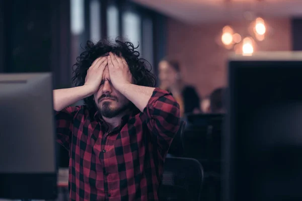 Hombre de negocios decepcionado con auriculares que tienen reunión de equipo virtual llamada de grupo charlando con diversas personas en el servicio de atención al cliente. Videollamada en ordenador con gerente y empleados. — Foto de Stock