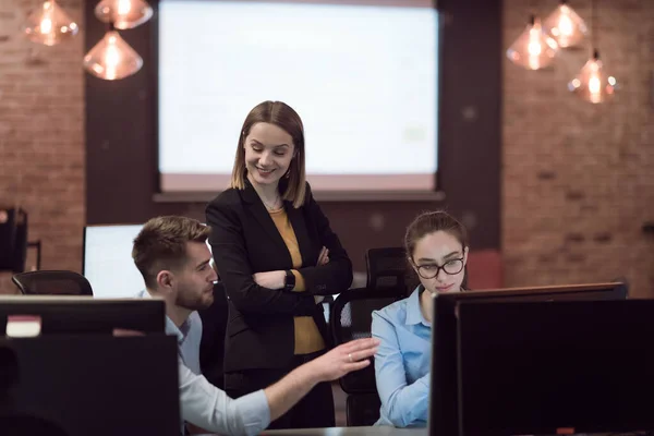 Equipe de pessoas de negócios experiente no trabalho em treinamento de projeto de negócios coaching homem colega de trabalho, agradável senhora consultor qualificado ajudando cliente do sexo masculino no computador. — Fotografia de Stock