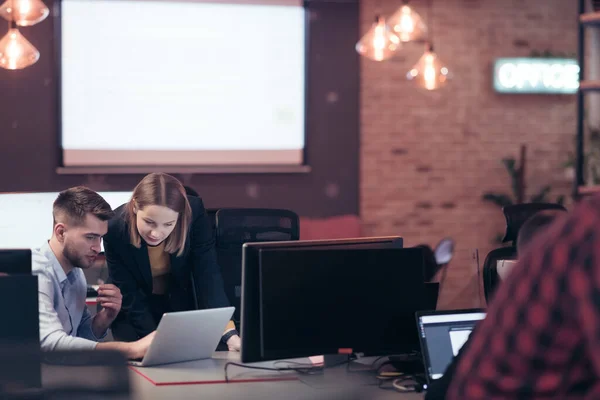 Lächelnde Geschäftsfrau in der Arbeit an Business-Projekt-Schulung Coaching Mann Mitarbeiter erfahren, angenehme Dame qualifizierte Beraterin Berater Unterstützung männlichen Kunden am Laptop — Stockfoto