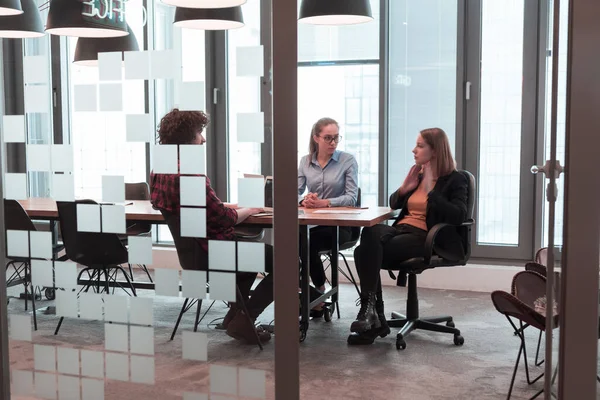 Un equipo exitoso. Grupo de jóvenes empresarios multiétnicos que trabajan y se comunican en una oficina creativa. Enfoque selectivo —  Fotos de Stock