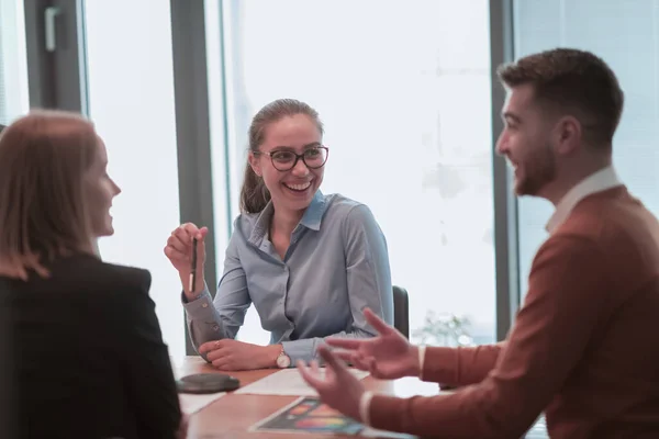 Succesvol team. Groep jonge multi-etnische zakenmensen die samenwerken en communiceren in creatief kantoor. Selectieve focus — Stockfoto