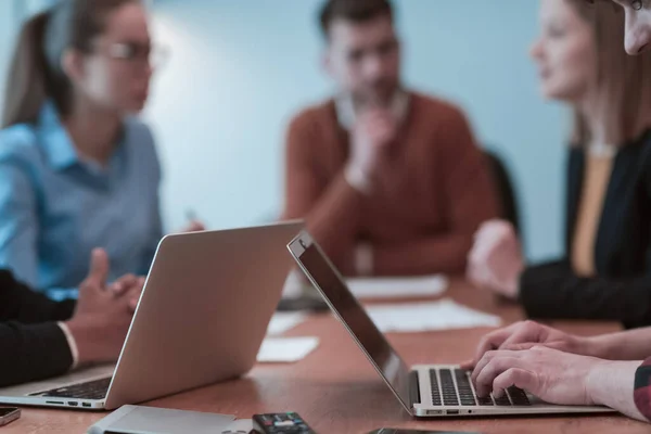 Equipa de sucesso. Grupo de jovens empresários multi-étnicos que trabalham e se comunicam em conjunto no escritório criativo. Foco seletivo — Fotografia de Stock