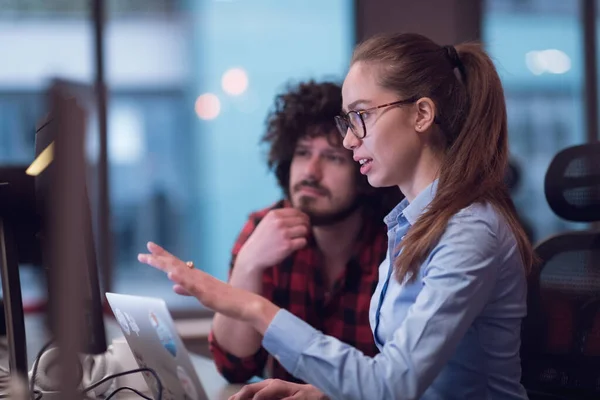 Sorridente donna d'affari con esperienza nel lavoro sul progetto aziendale formazione coaching uomo collega, piacevole signora consulente qualificato consulente assistere cliente maschile al computer portatile — Foto Stock