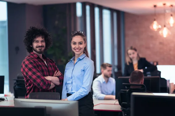 Két boldog sokszínű professzionális üzleti csapat emberek nő és férfi nézi kamera áll az irodai hallban. Multikulturális cégvezetők csapatportré. — Stock Fotó
