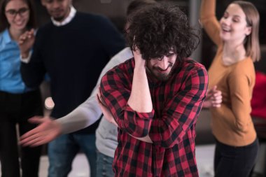 Bir grup genç iş adamı modern bir ofiste işe ara verirken ilginç oyunlar oynarken eğleniyor. Seçici odak 