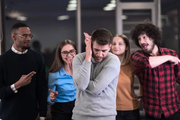 Eine Gruppe junger Geschäftsleute hat Spaß an interessanten Spielen, während sie in einem modernen Büro eine Arbeitspause einlegen. Selektiver Fokus Stockbild