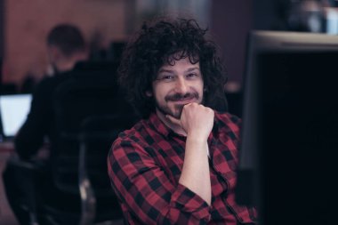 Gülümseyen iş adamı kulaklık takıyor. Sanal ekip toplantısı yapıyor. Müşteri desteğindeki farklı insanlarla sohbet ediyor. Yönetici ve çalışanlarla bilgisayar üzerinden video konferans çağrısı.