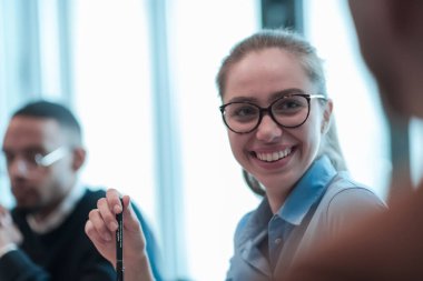 Başarılı bir takım. Yaratıcı ofiste çalışan ve iletişim kuran bir grup çok ırklı genç iş adamı. Seçici odak 